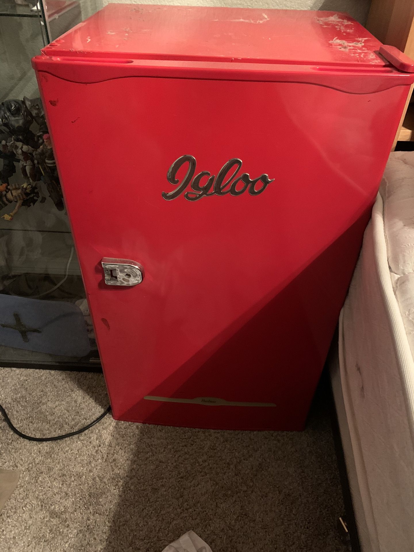 Igloo retro mini refrigerator