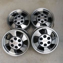 Chevrolet alloy wheels x4. (16x7, J 31 bolt pattern 6-139). Comes complete with caps. Will fit Yukon/Tahoe/Silverado and more. Bolts included (thr