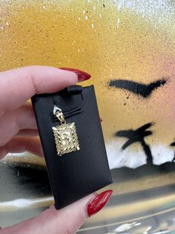10k LETTER S CHARM