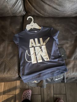 Nike Boys Set $10 Size 6