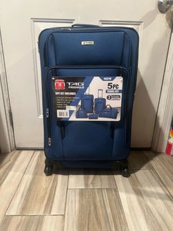 BRAND NEW LUGGAGE SET