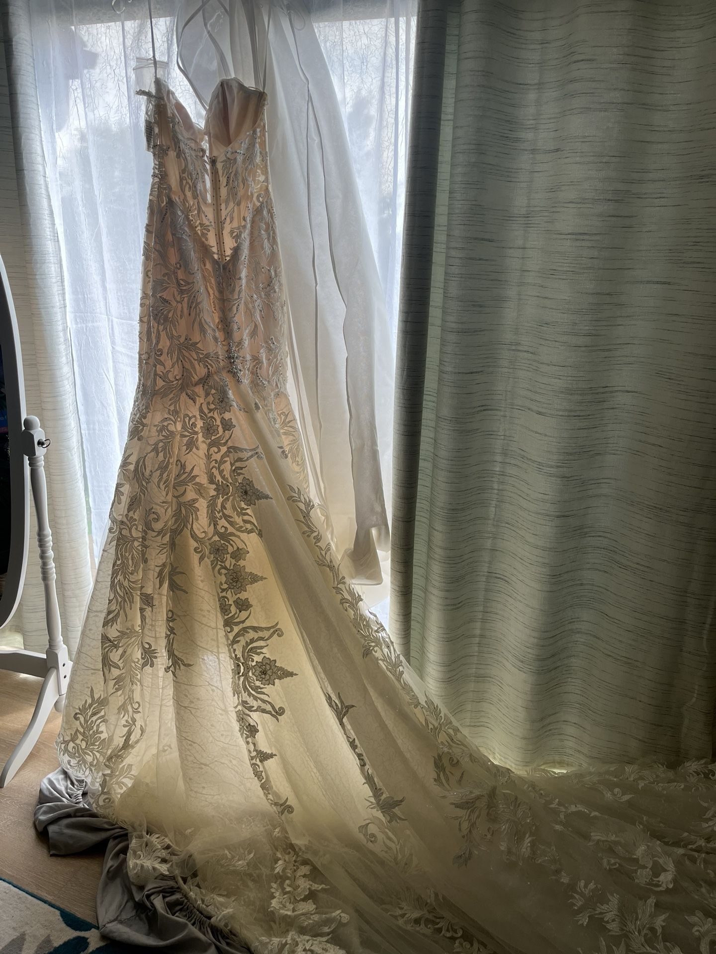 Brand New Gorgeous Wedding Dress!!!