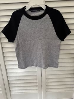 Brandy Melville Grey Baby Doll Top Cropped Crew Neck Tee One Size Ribbed fabric stretches Fits: XS–small Measurement: Length: 16 inches. Pit to pi