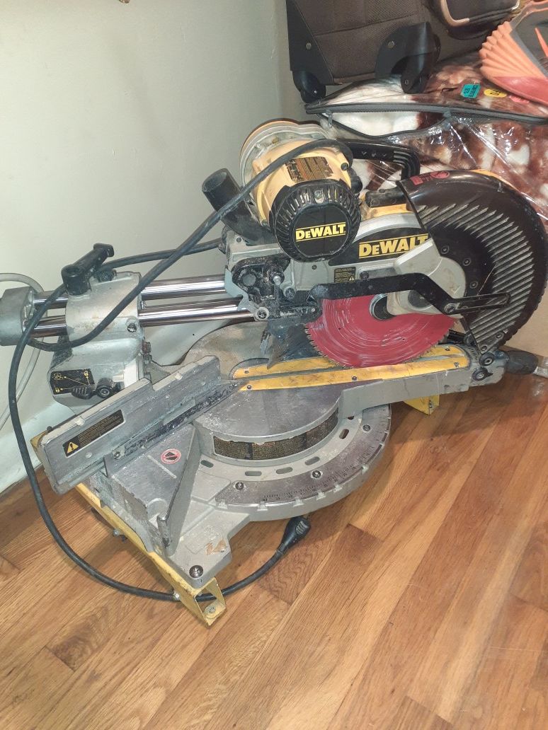 Dewalt 10in double beveled miter saw