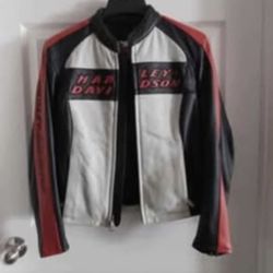 Like New LADIES Small Harley Davidson Leather Coat 