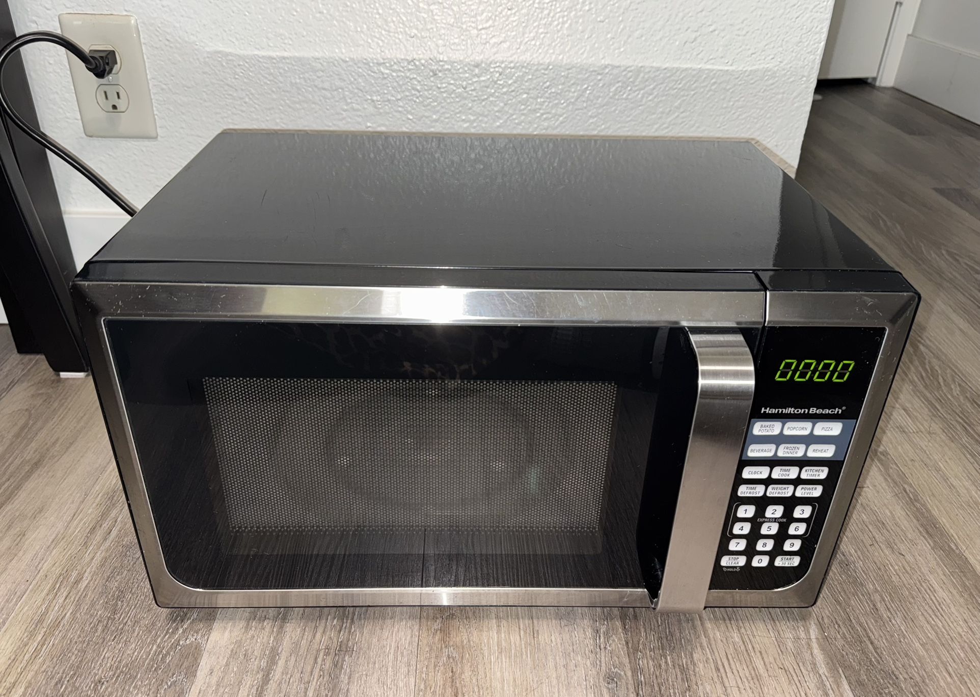 Hamilton Beach Microwave Stainless Steel Model: P90D23AL-WR (Inside Microwave, the Rotating Piece is Broke, but Still Rotates and Plate Fits Properly 