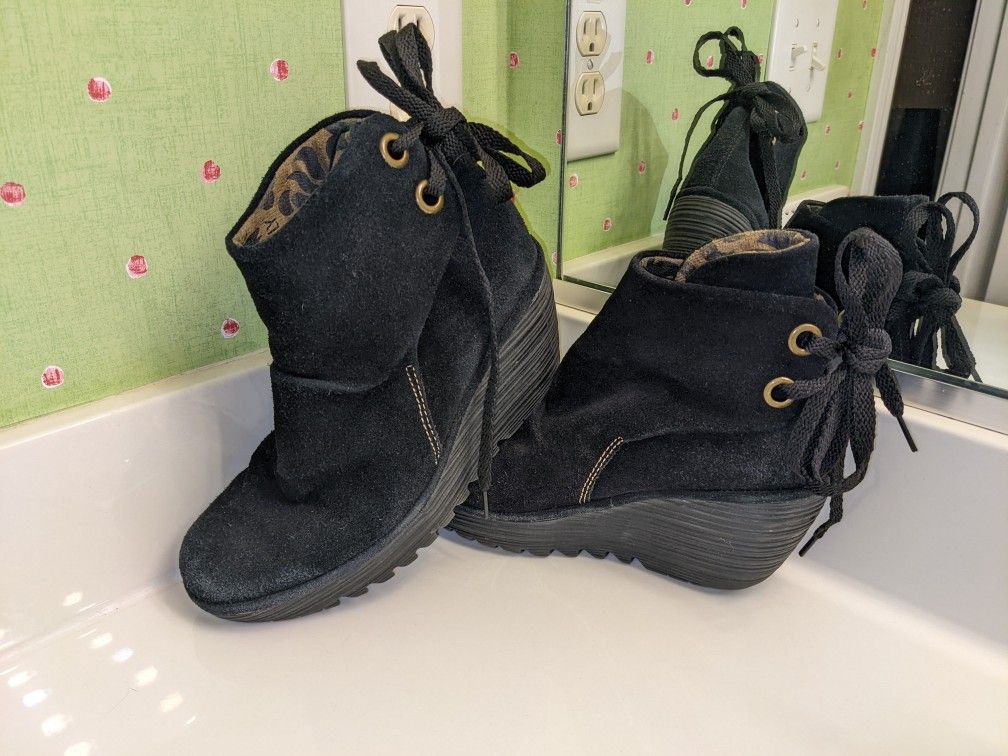 FLY LONDON BOOTIES SZ 6.5