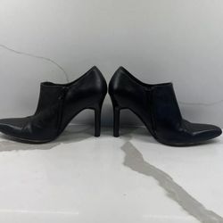 Charles David Women’s Black Side Zip Heeled Booties. Size 7.5