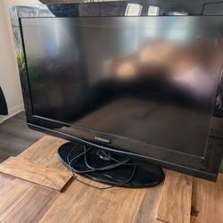 Samsung 32-Inch TV with Roku and Remote Included