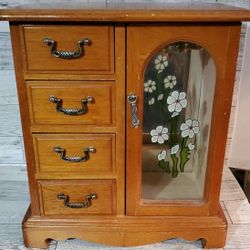 Vintage Jewelry Box In Perfect Condition 