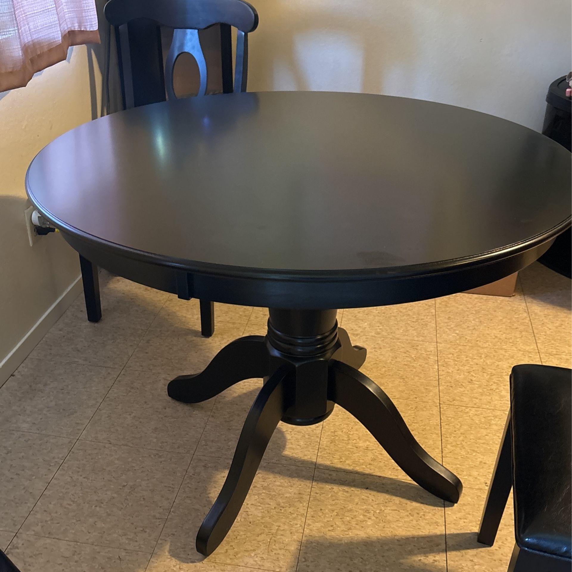 Fairly New  Small Kitchen Table W/ 4 Chair’s 
