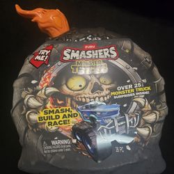 ZURU Smashers Monster Trucks - Over 25 Surprises! Smash Build Race Toy