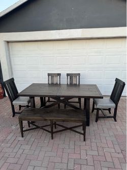 DINING TABLE SET WIRH BENCH ***FREE DELIVERY ***