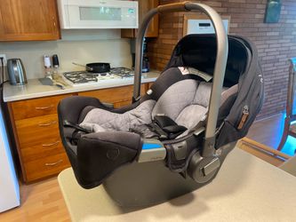 Nuna Pipa Car seat plus 2 Relx bases and more