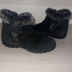 Women’s size 8, medium all whether memory foam boots