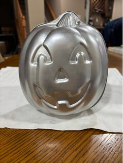 Wilton 3-D pumpkin cake pan