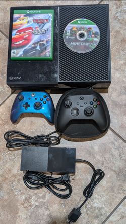 Xboxone console with 2 games 2 controllers