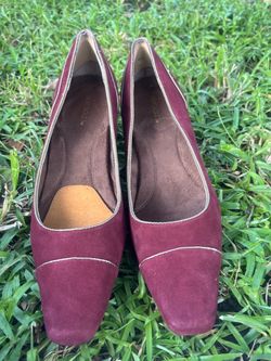 The Aerosoles Kitten Heel Pumps in Women's Size 8.5 are a stylish and comfortable option for business attire. With a solid black color, slip-on closur