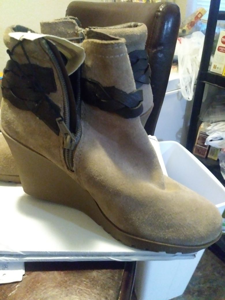 Mountain sole ankle boots