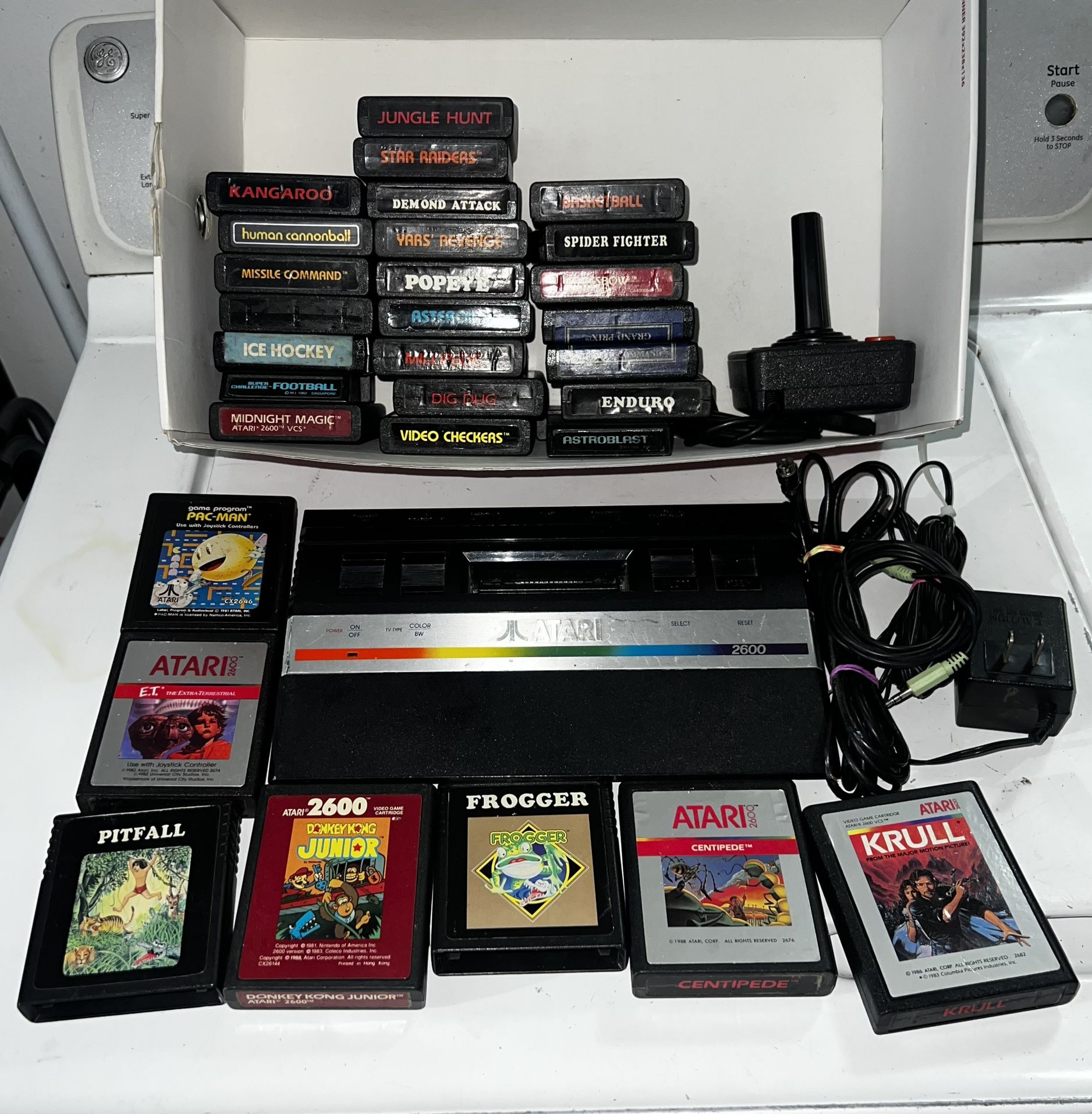 ATARI 2600 w/ 29 games