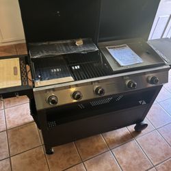 Gas grill and griddled 