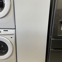 13 Cu Upright Freezer In White 