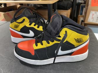 Air Jordan 1 Mid SE Amarillo (Size 5Y)