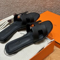 Brand-new women's slippers with box