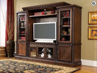 New North Shore Entertainment Center