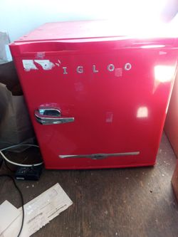 Igloo Retro Mini Fridge Red