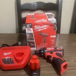 Milwaukee M12 1/4” Hex Screwdriver Kit 