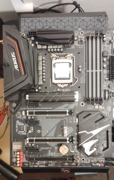 GIGABYTE Aorus Z370 Ultra Gaming Wifi ATX motherboard  + i5 8400 Intel CPU