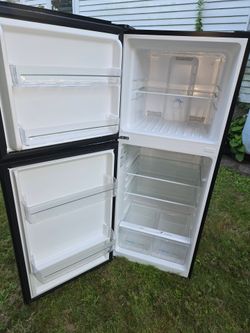 5ft fridge Black frigidaire!! Exellent conditions