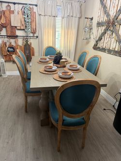 Dining Table with 6 Upholstered Chairs excellent condition