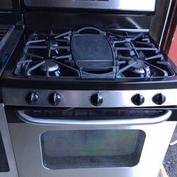 GE Gas Stove W/ 5 Burners 