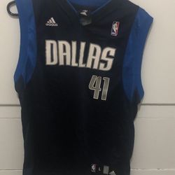 Dirk Nowitzki BOYS Size Large Jersey 14/16