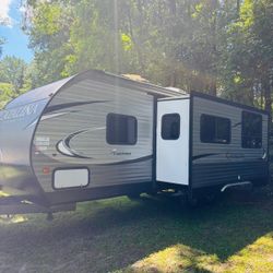  un remolque de viaje Coachmen Catalina Legacy Edition 293QBCK. 
Es un remolque de viaje con una planta espaciosa, ideal para familias grandes, con ca