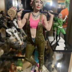 Harley Quinn Statue 