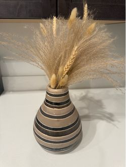 FREE - Vase and Pompas