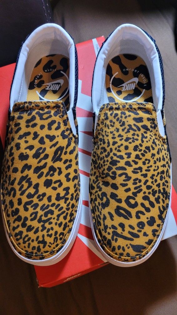 New Sz 9 Nike Slip-Ons 