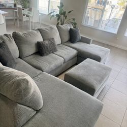 Broyhill sectional couch. Comes with Storage ottoman and 4 Pillows