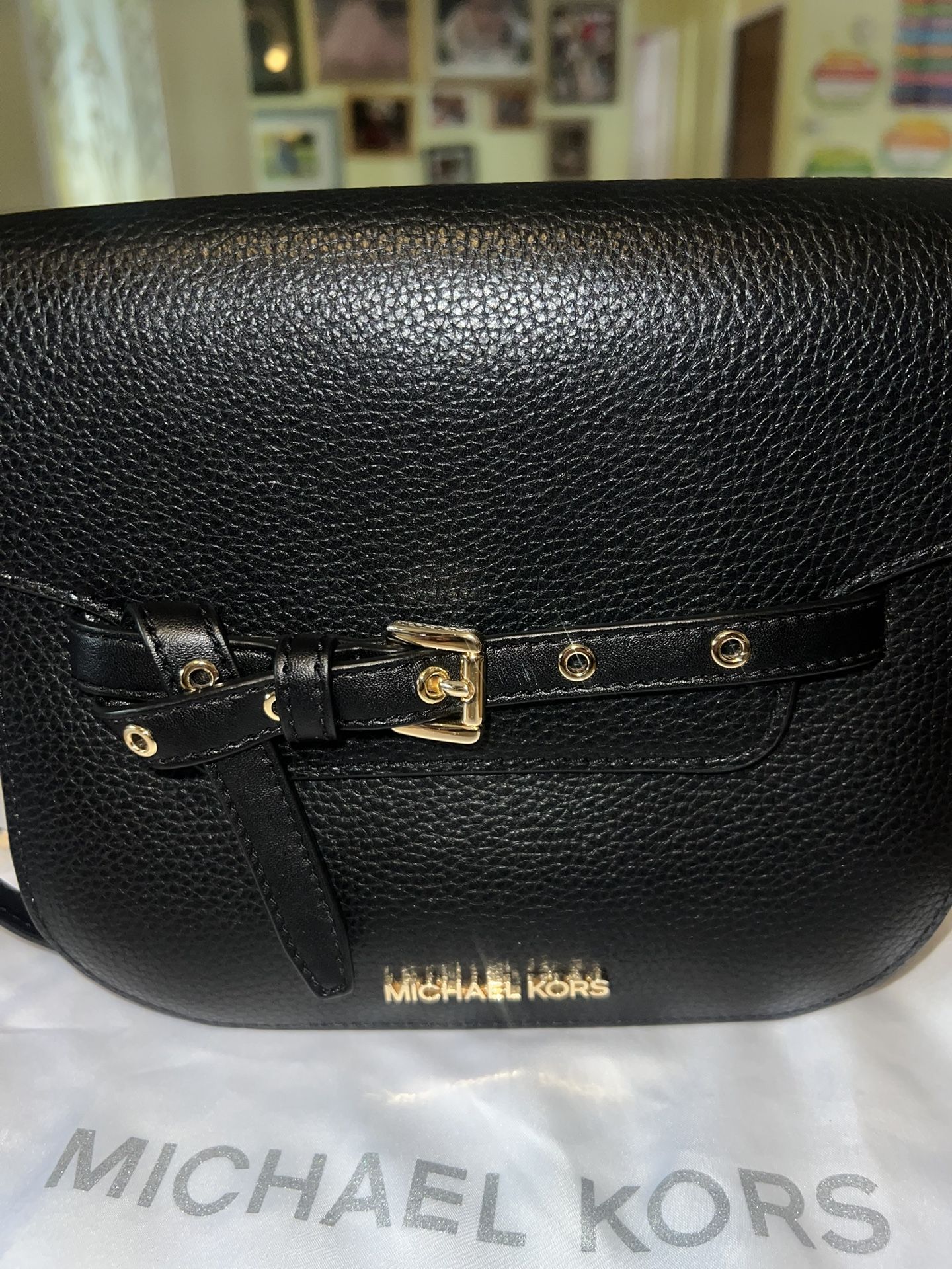 With a focus on style and functionality, the MICHAEL Michael Kors Emilia