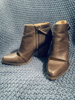 JOE’S Abby gray leather double zip peekaboo ankle boots, size 6.5( Must Pick Up, Southside 78221)