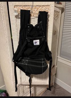 Ergobaby baby Harness Carrier—nearly New—AVAILABLE! Infant insert included