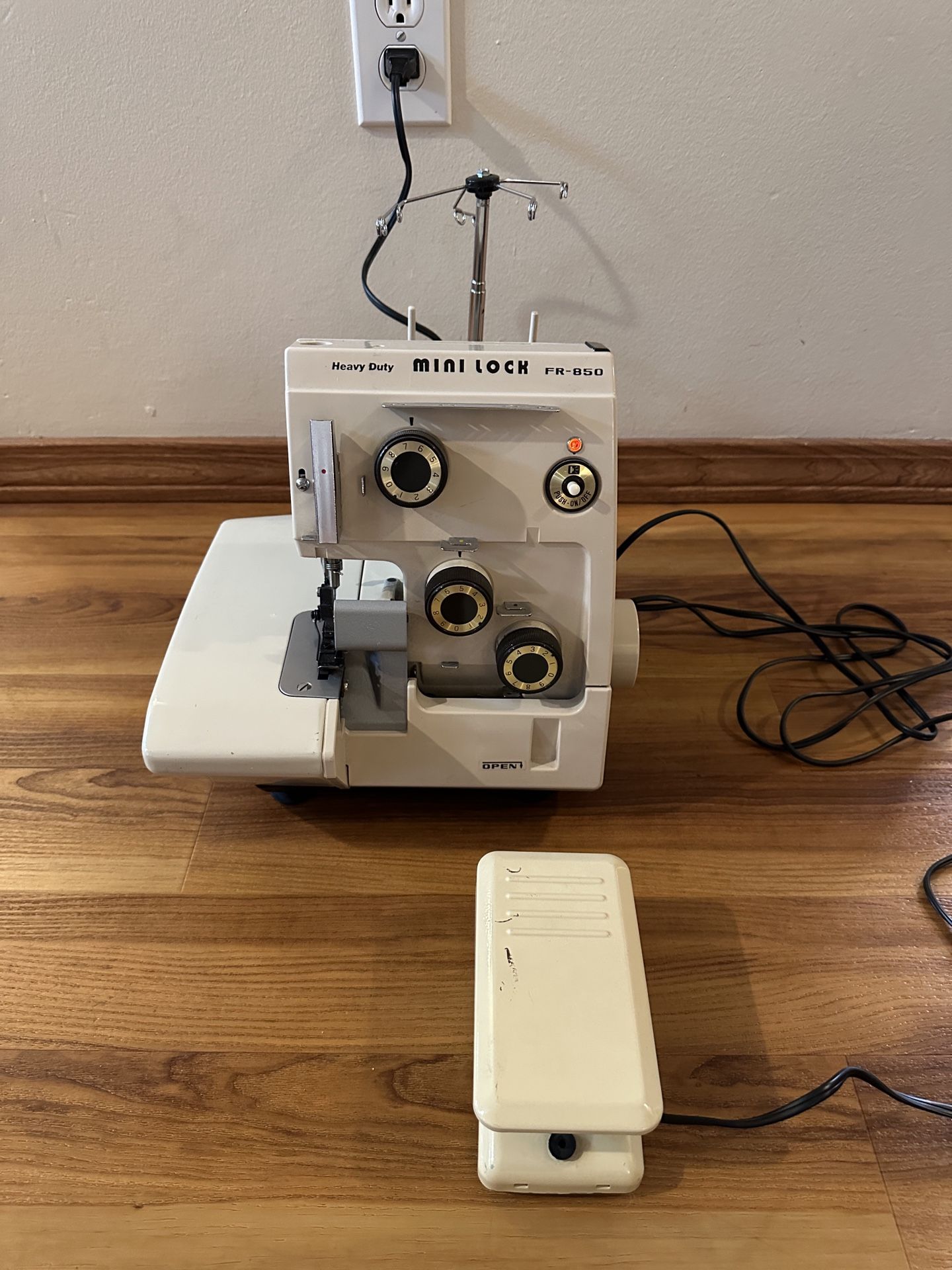 Heavy Duty Mini Lock FR-850 Sewing Machine