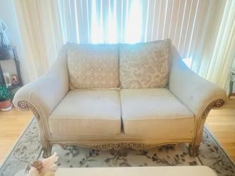 Elegant Traditional Loveseat – Excellent Condition