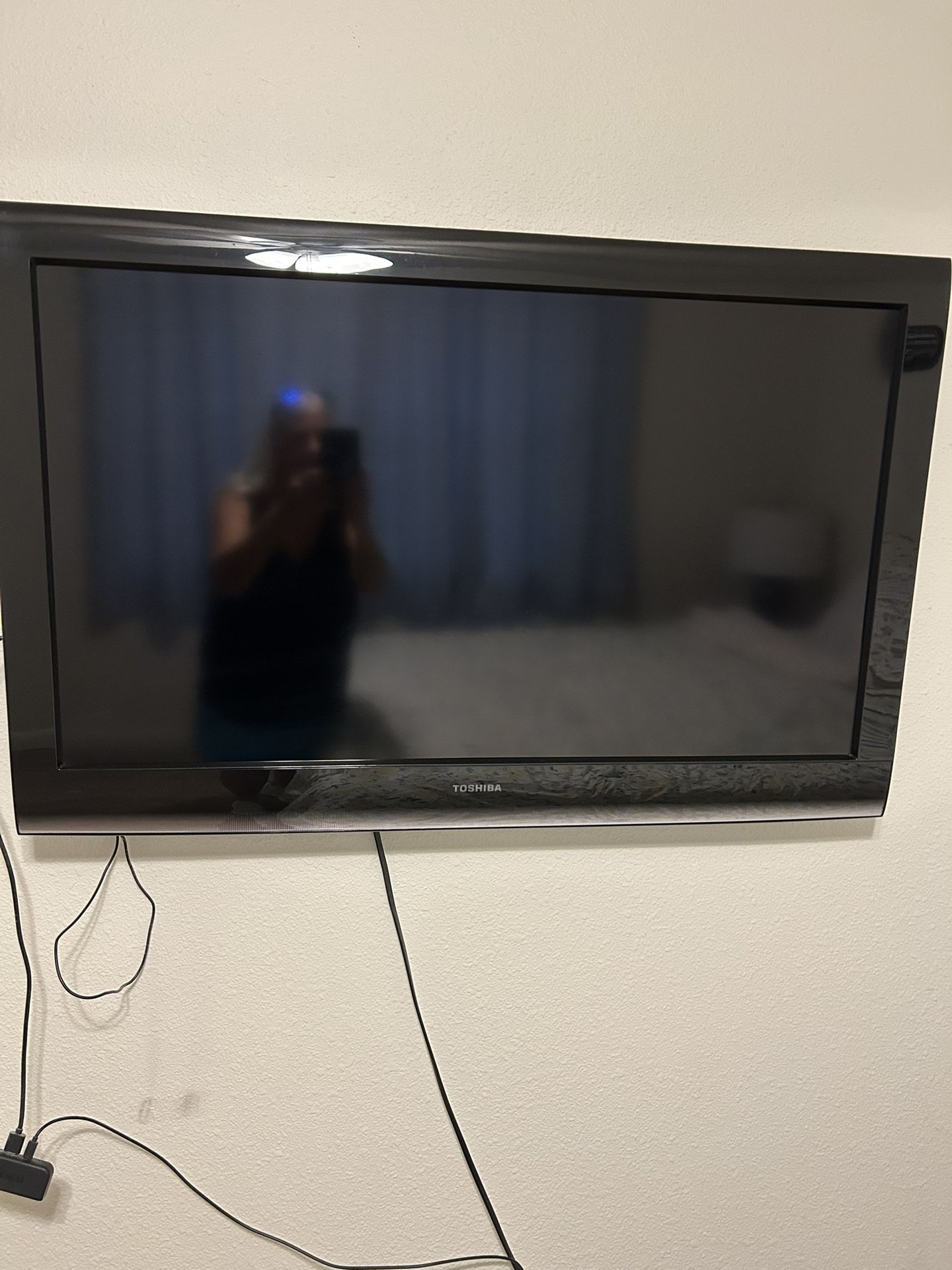 32 TV WITH ROKU