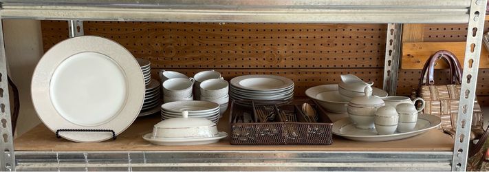 Fine China - 8 piece complete set and silverware Mikasa