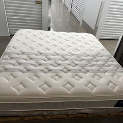 Like New Leesa Sapira Chill Pillow Top Hybrid King Mattress