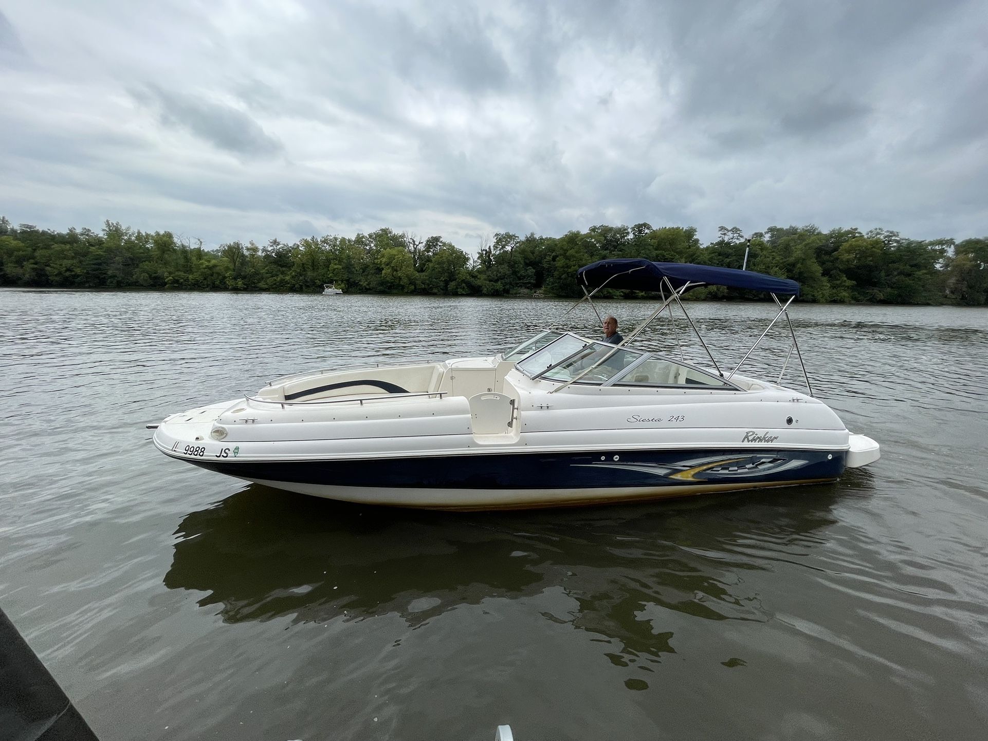 12 Passenger Rinker Deck  boat, Runs Great! 